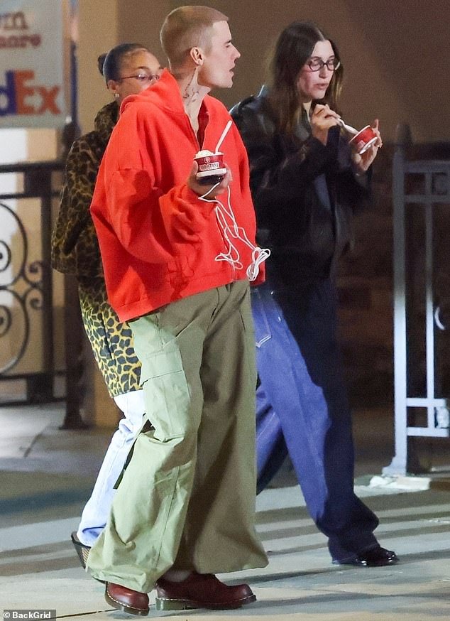 Dropping no public hint of any marital discord, Hailey and Justin enjoyed a cheerful conversation with Lori as the trio ambled down the sidewalk together