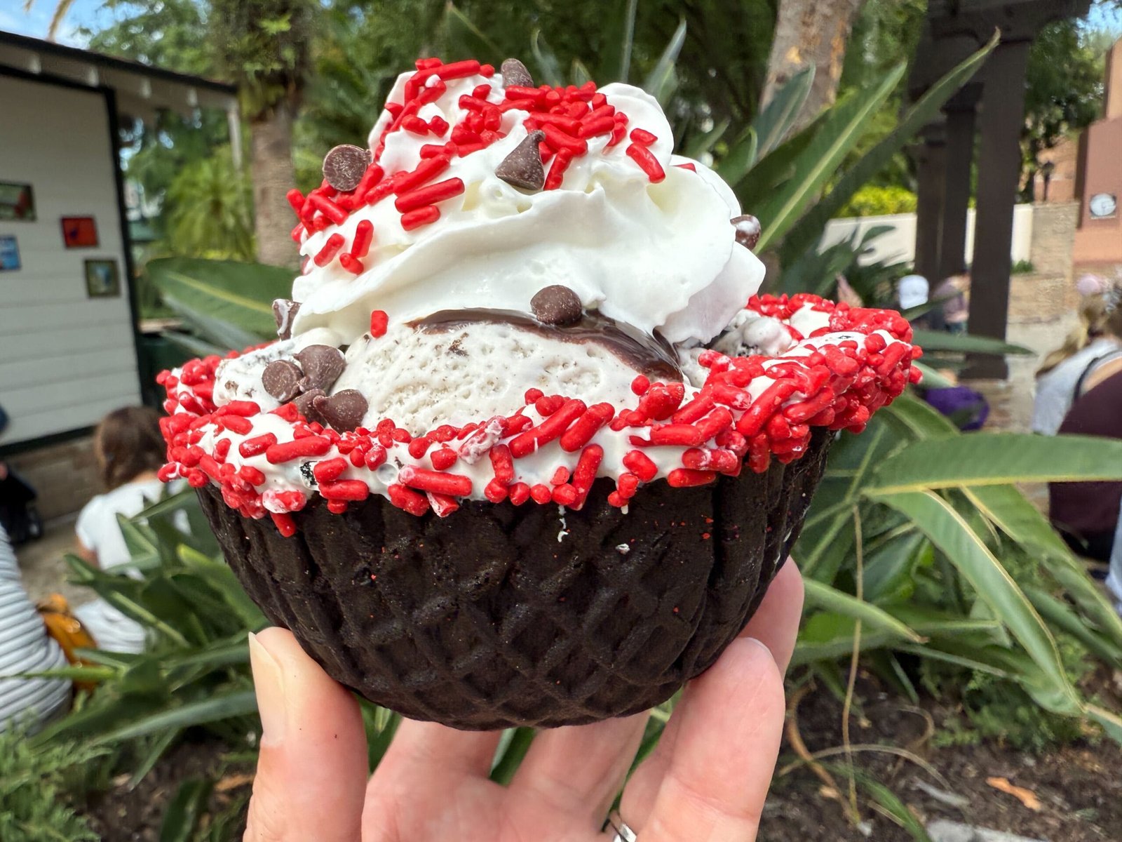 REVIEW: Annual Passholder Exclusive Cruella Ice Cream Sundae Arrives at Hollywood Studios