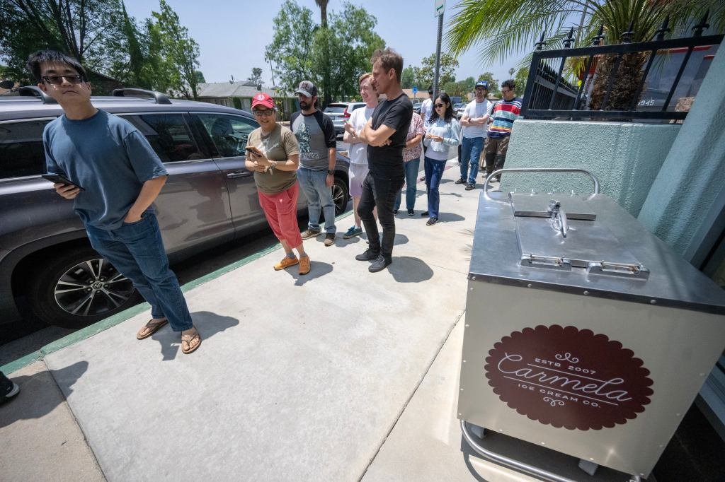 The re-opening of an Altadena ice cream shop brings smiles, topped with a scoop of hope – Daily Breeze